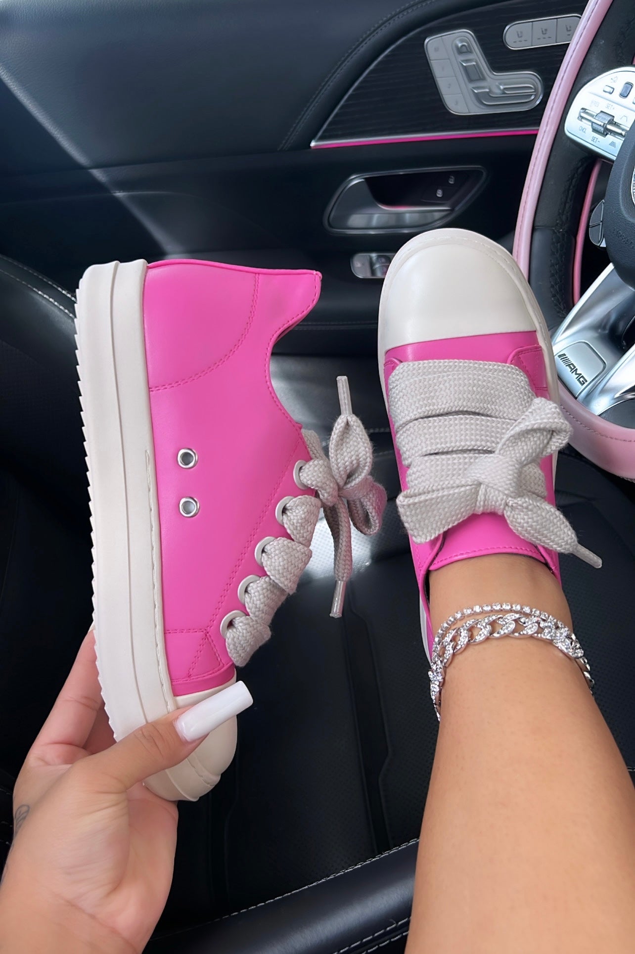 lowtop sneakers